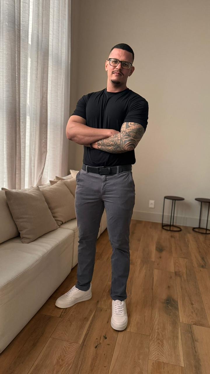 Amauri Oliveira em foto de corpo inteiro