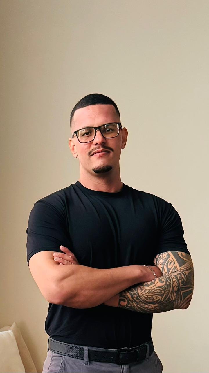 Amauri Oliveira de braços cruzados