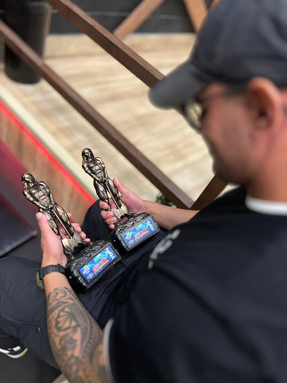Troféus segurados por Amauri Oliveira